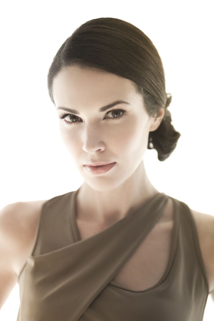 Laura Mennell