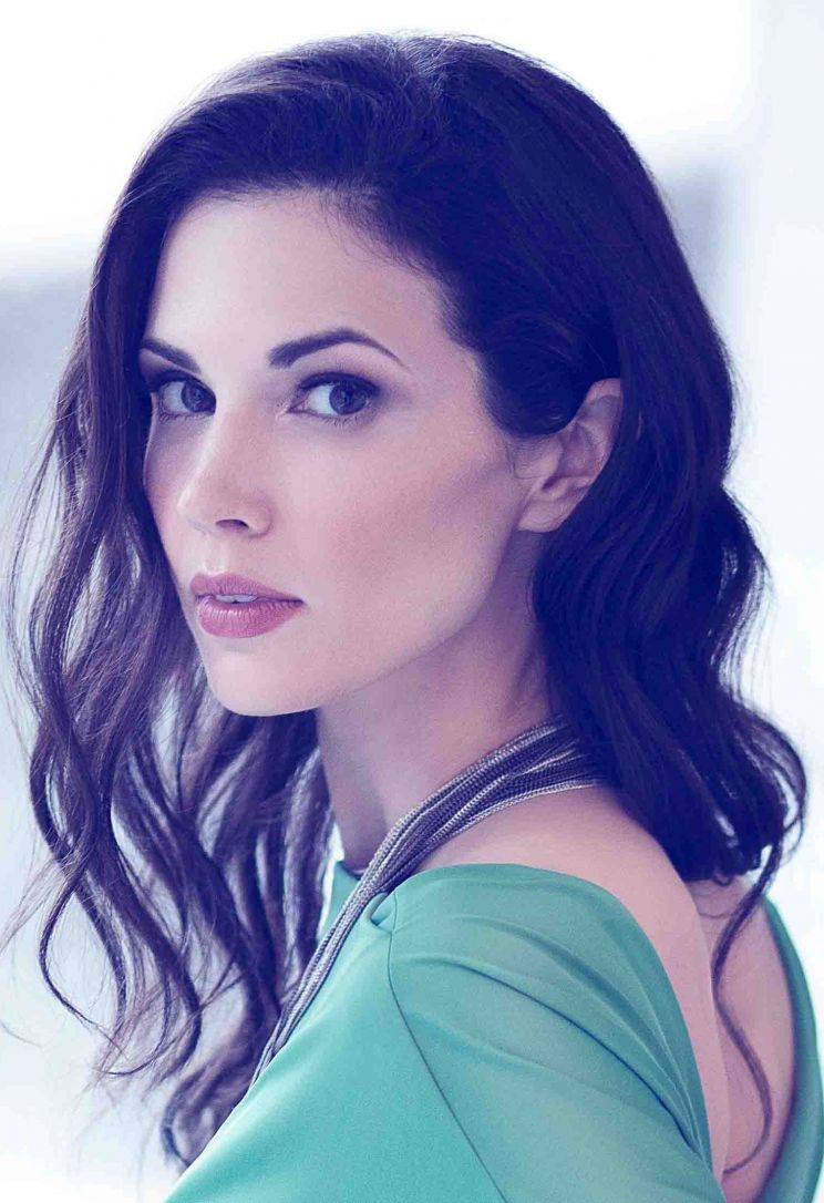 Laura Mennell