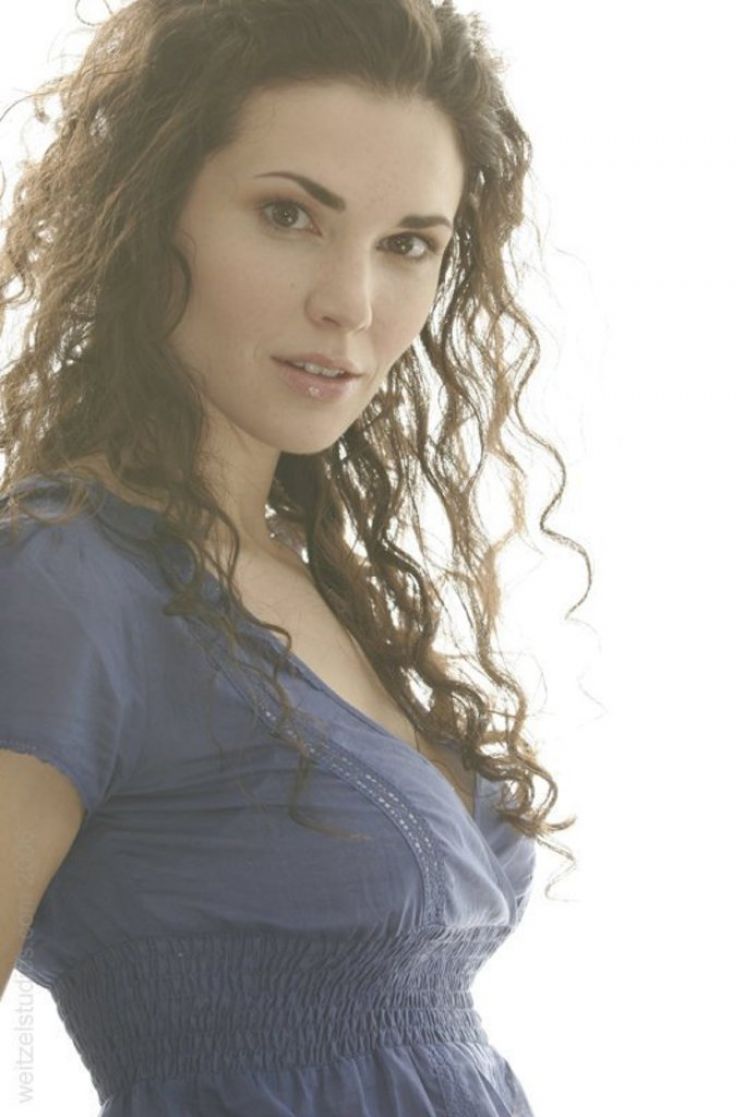 Laura Mennell