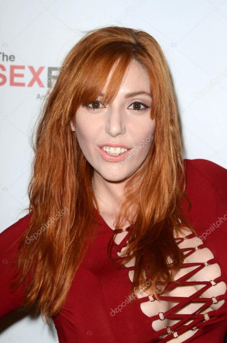 Lauren Benz Phillips's Biography - Wall Of Celebrities