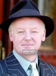 Les Dennis