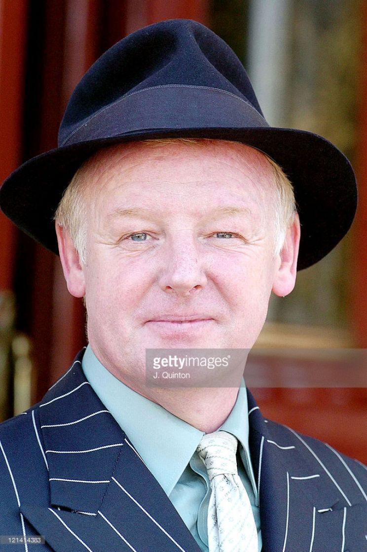 Les Dennis