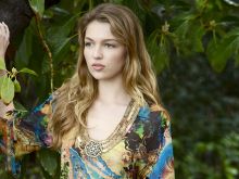 Lili Simmons photo