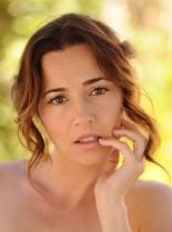 Linda Cardellini photo