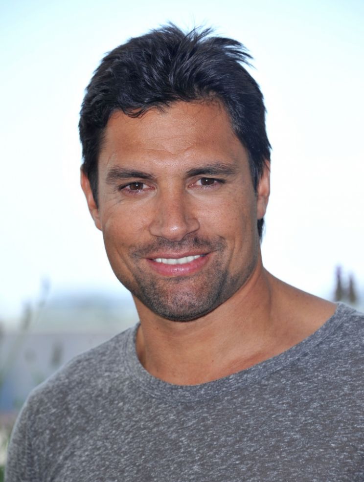 Manu Bennett