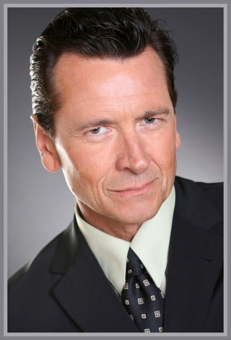 Mark Lindsay Chapman