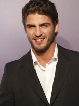 Maxi Iglesias #1406627 picture (Portrait Medium)