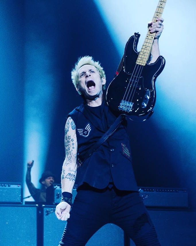 Майк дернт. Басист Green Day. Mike Dirnt Bass. Майк дернт 1987.