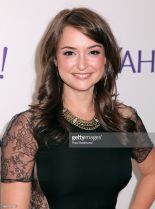 Milana Vayntrub