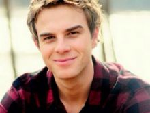Nathaniel Buzolic photo