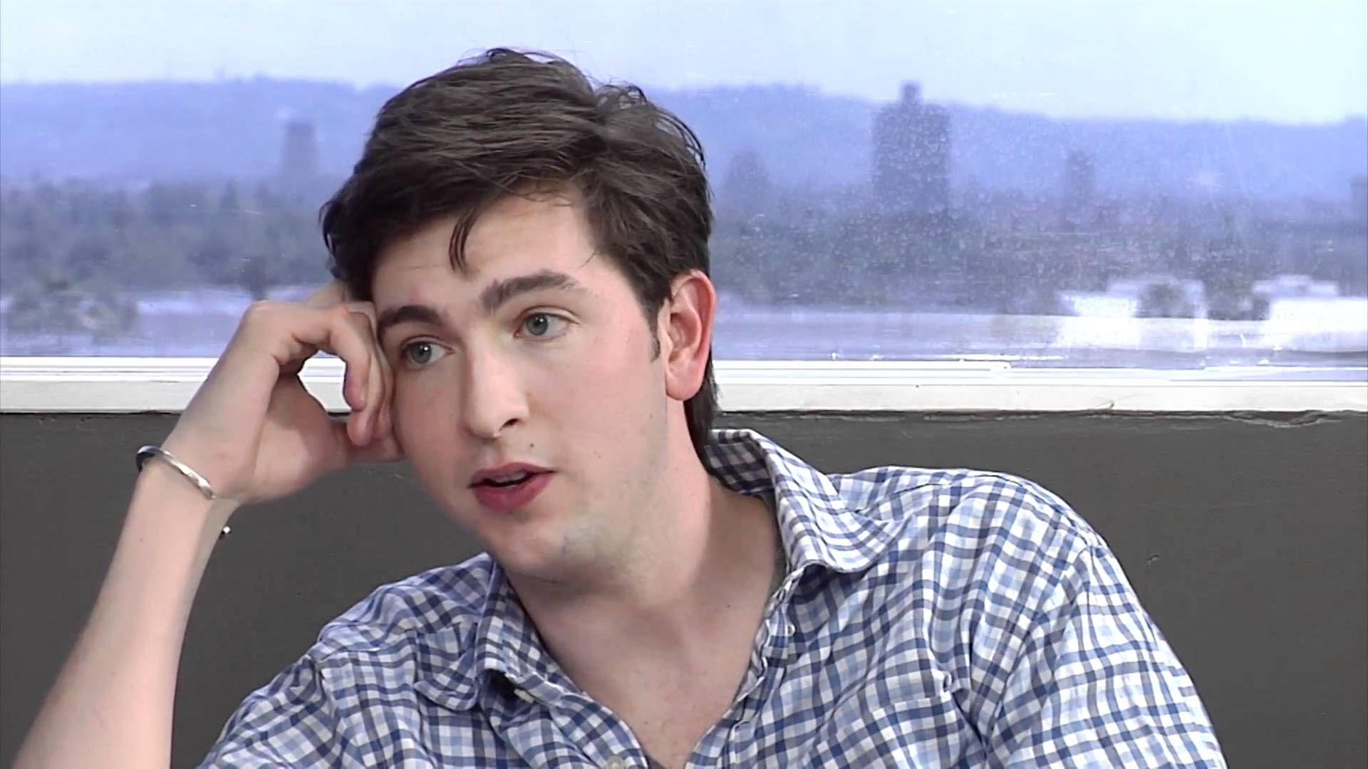 Nicholas Braun. 