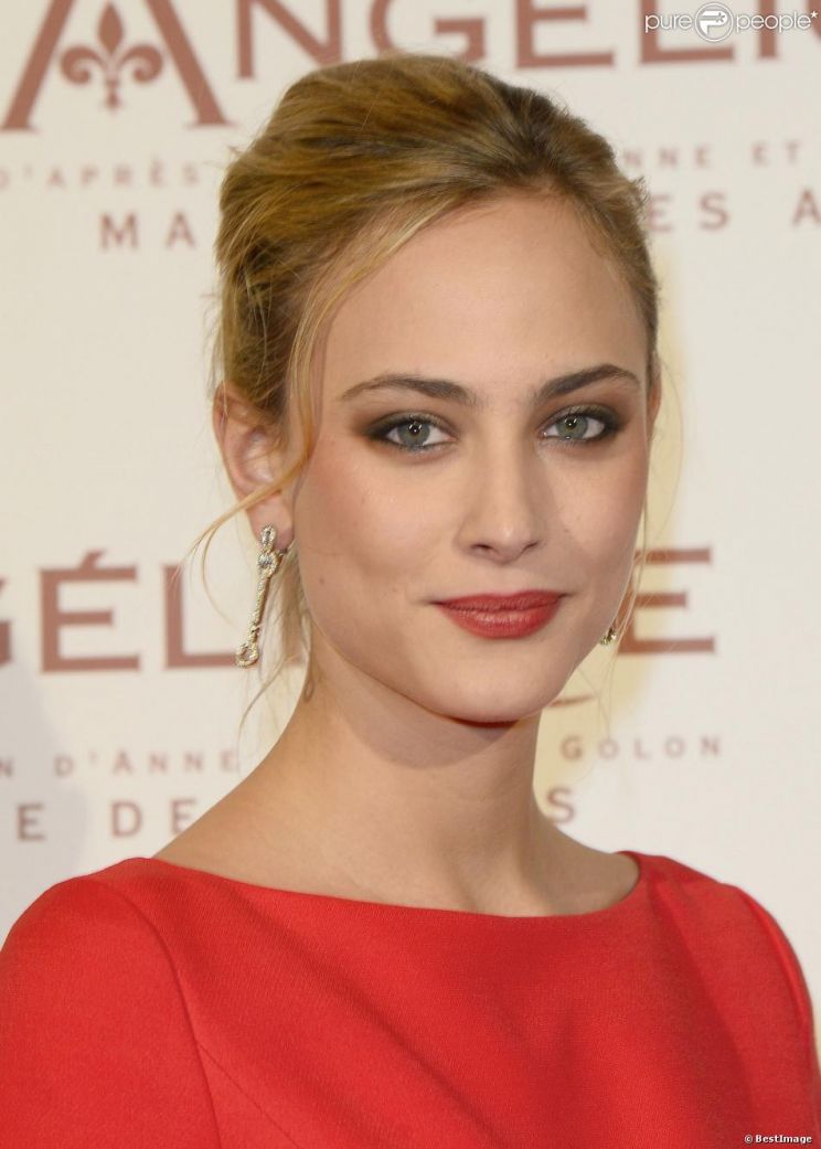 Nora Arnezeder