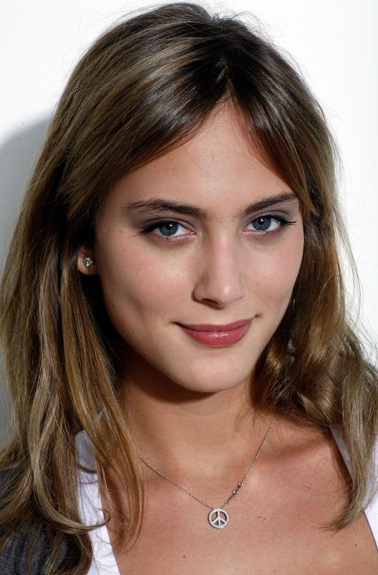 Nora Arnezeder