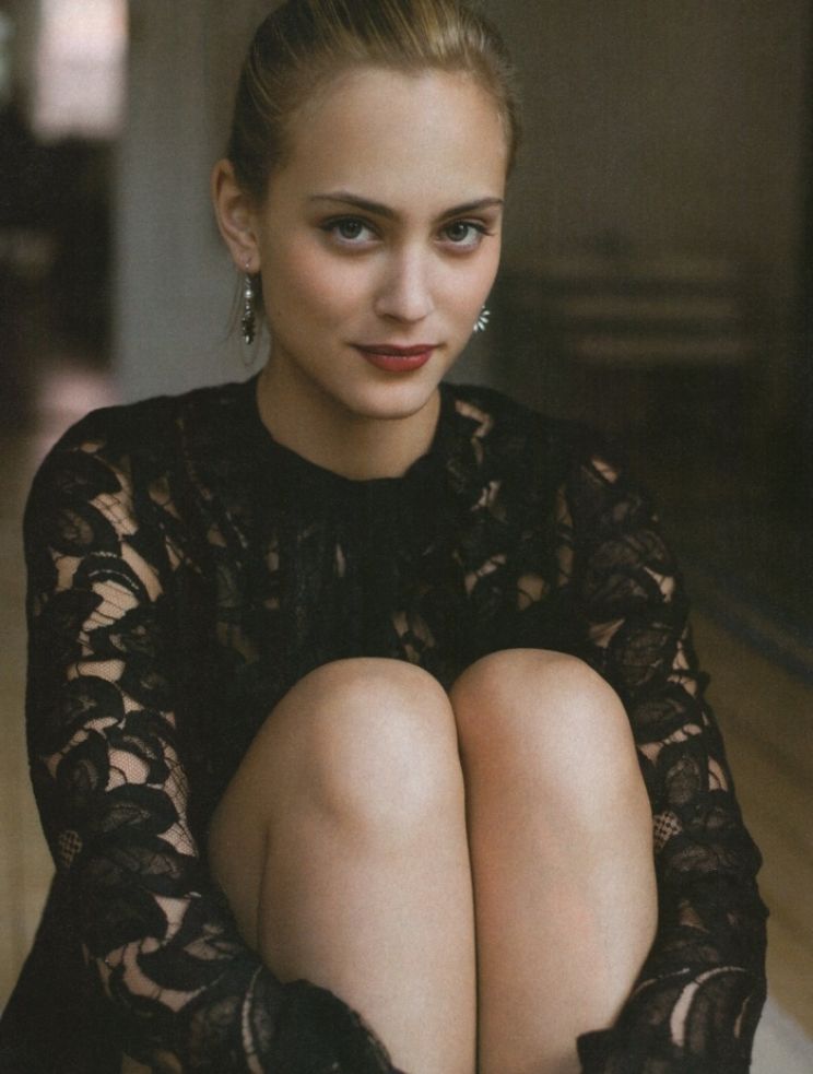 Nora Arnezeder