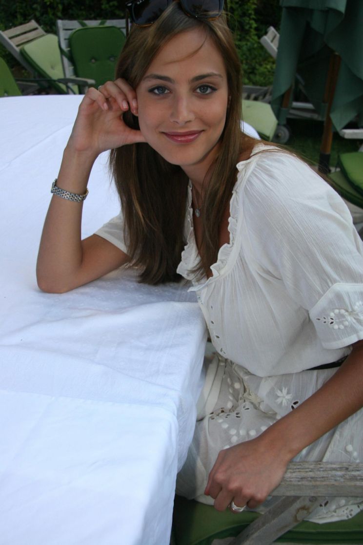 Nora Arnezeder
