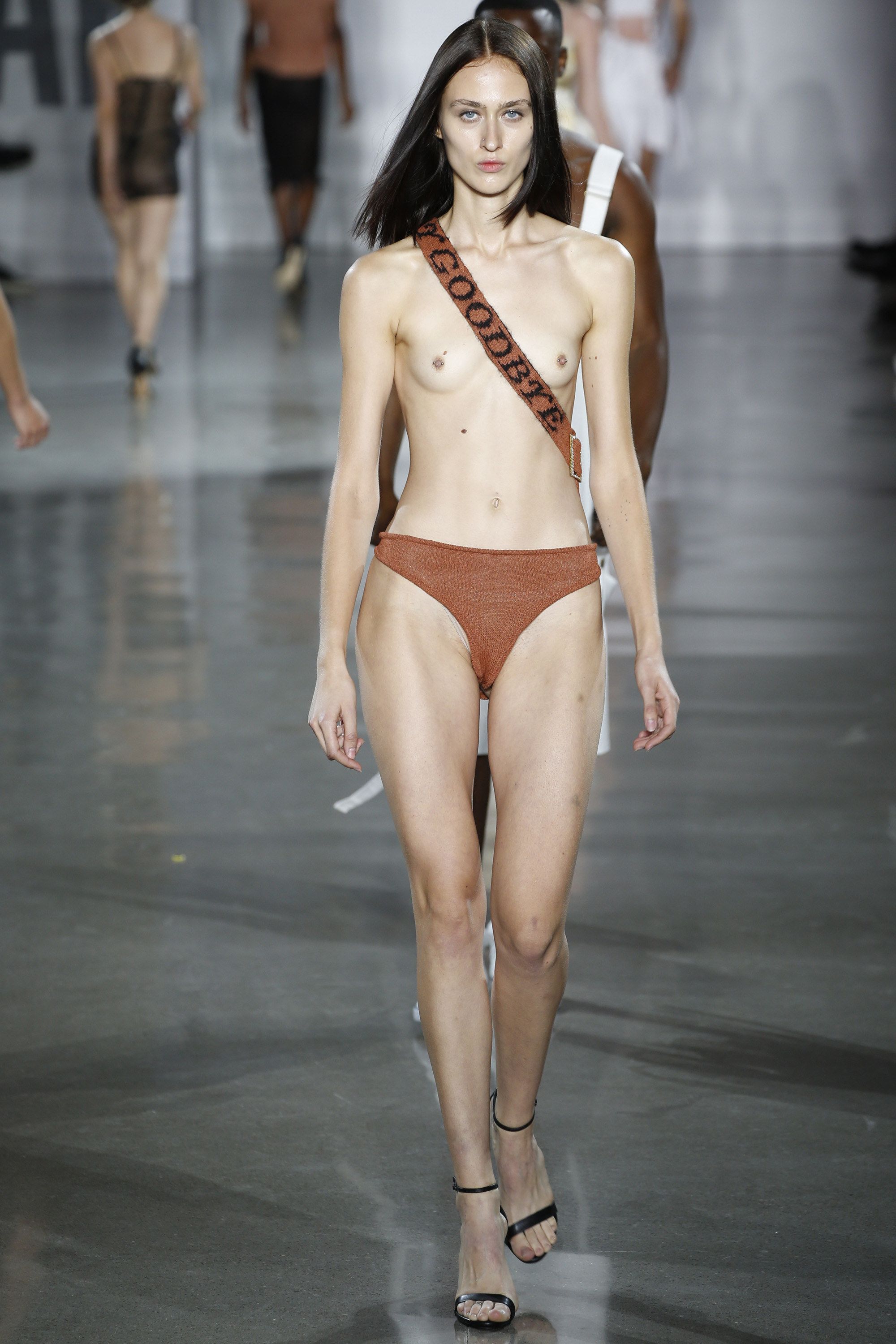 Topless runway models - 🧡 Экстремальная обнаженка на неделе высокой моды -...