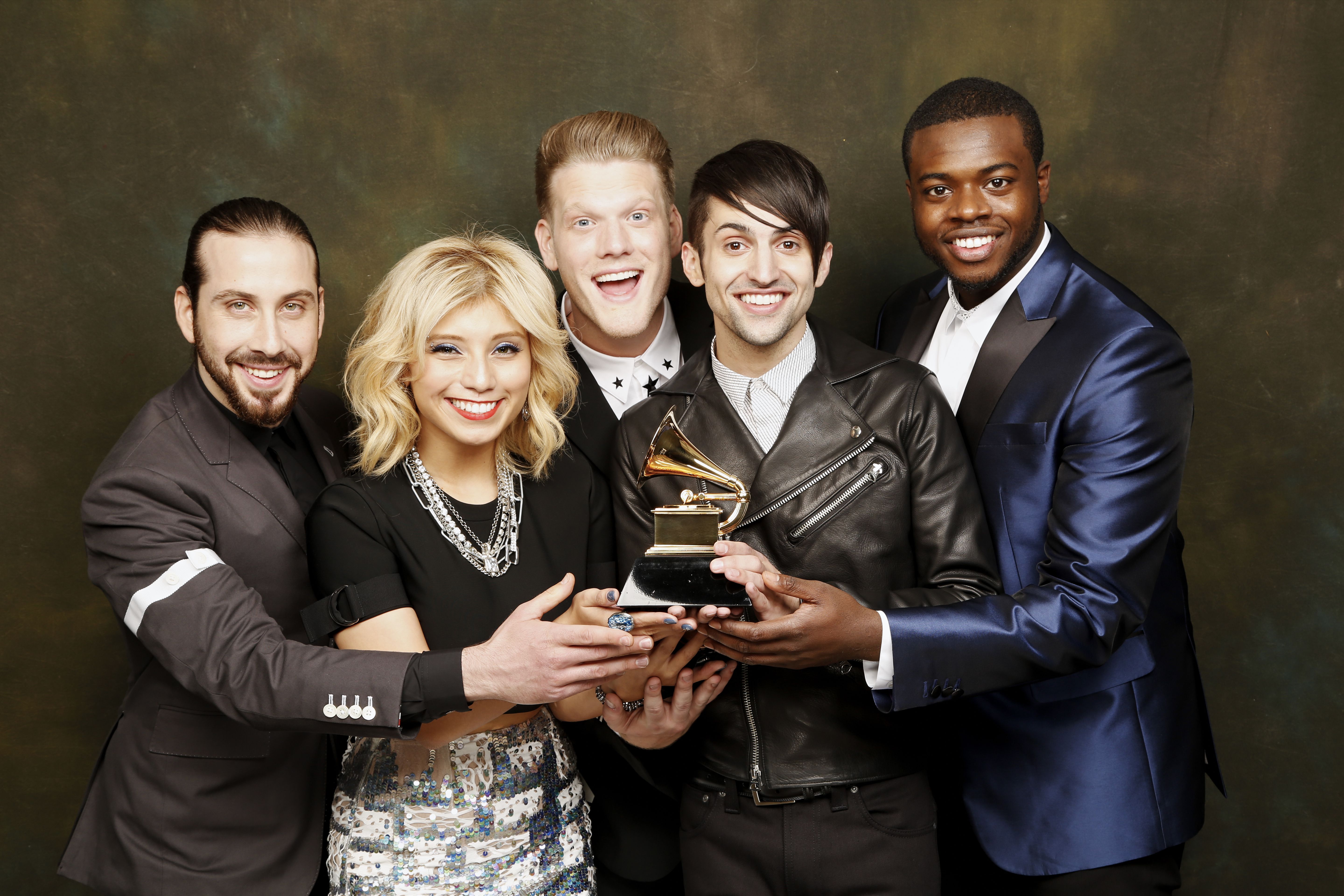 Зарубежная группа название. Группа Pentatonix. Пентатоникс 2022. Группа Pentatonix 2020. Солистка группы пентатоникс.