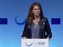 Queen Noor photo