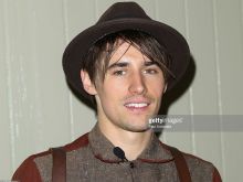 Reeve Carney