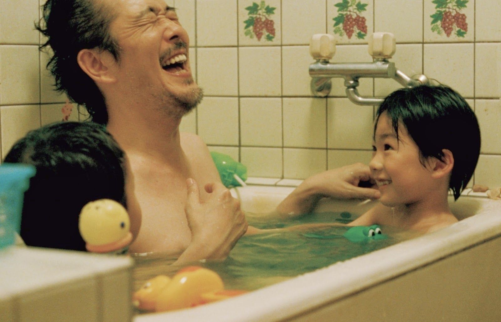 Японские отцы и дочь видео. Японцы моются вместе. Японец моется со своей дочуркой. Китайские дети занимаются любовью.