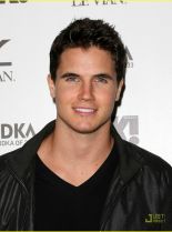 Robbie Amell