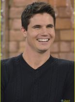 Robbie Amell photo
