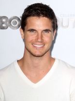 Robbie Amell photo