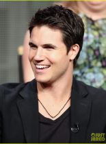 Robbie Amell