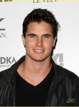 Robbie Amell