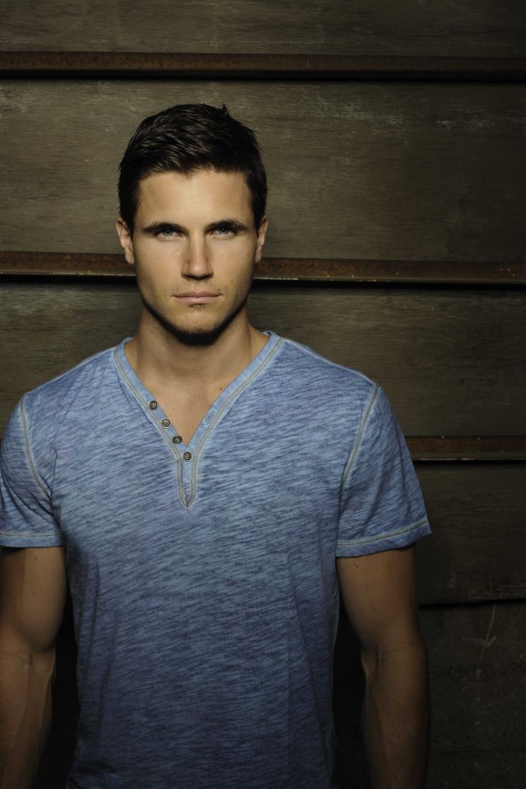 Robbie Amell