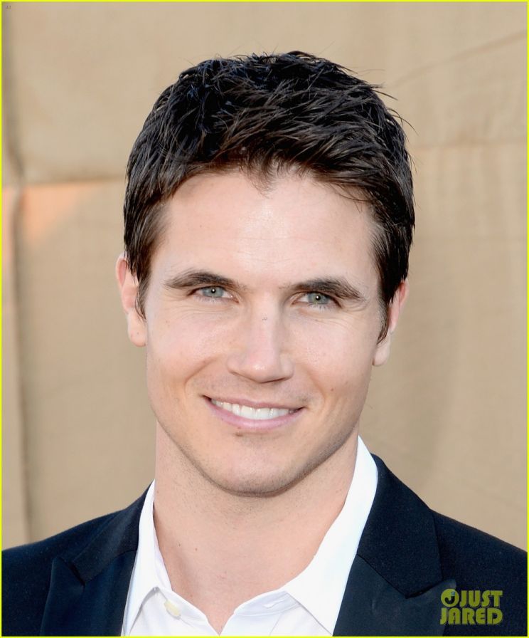 Robbie Amell