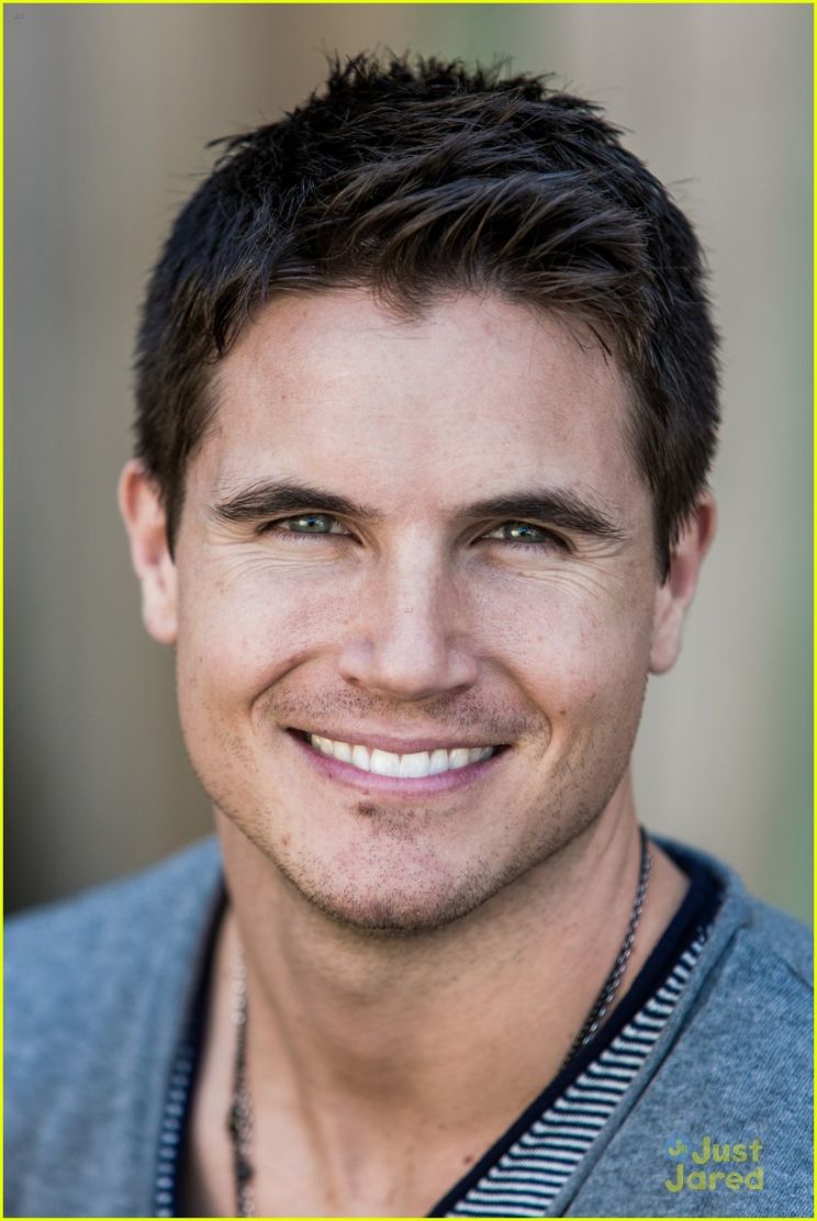 Robbie Amell