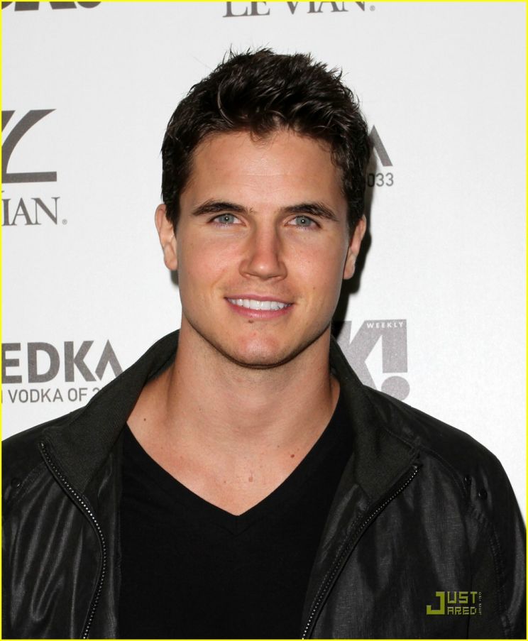 Robbie Amell