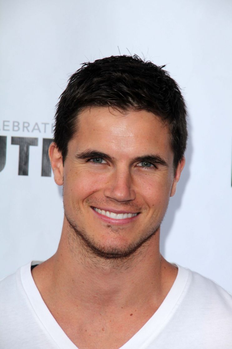 Robbie Amell