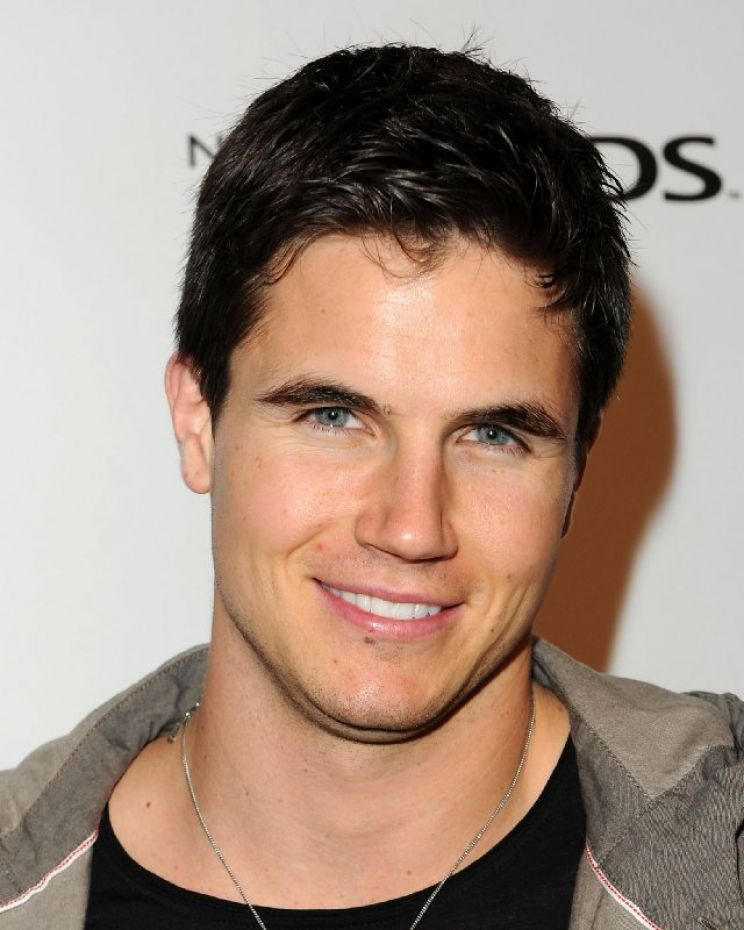 Robbie Amell