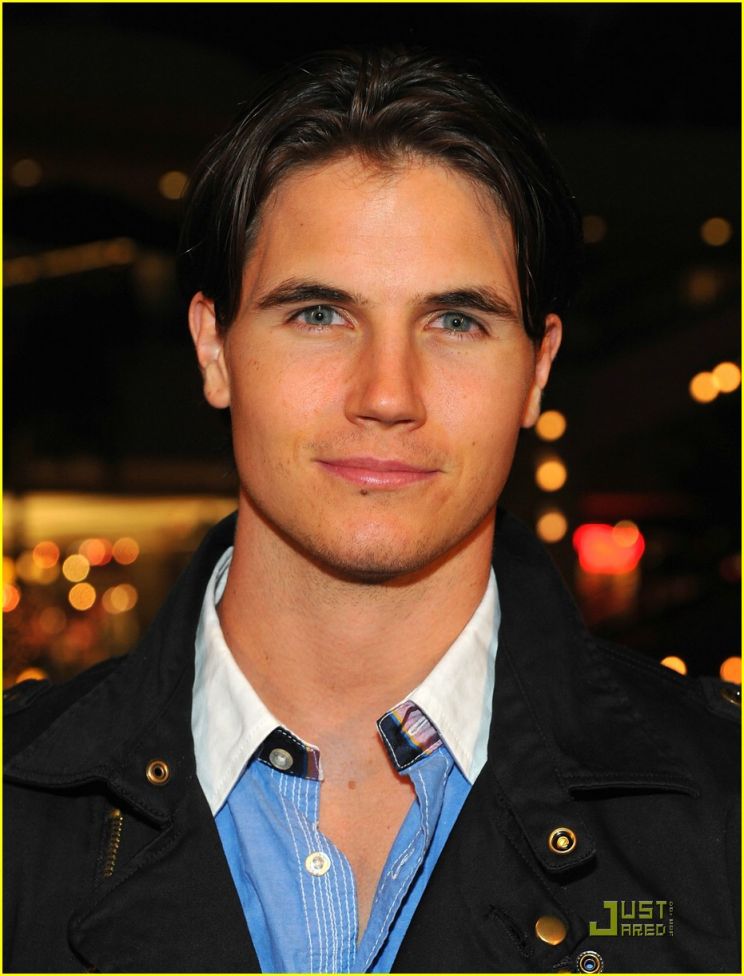 Robbie Amell