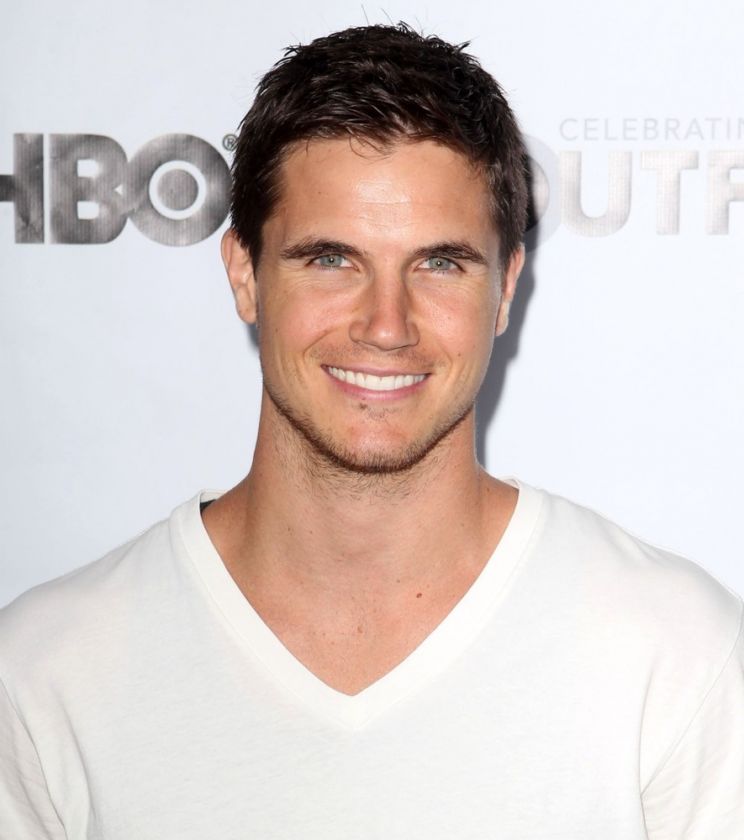 Robbie Amell
