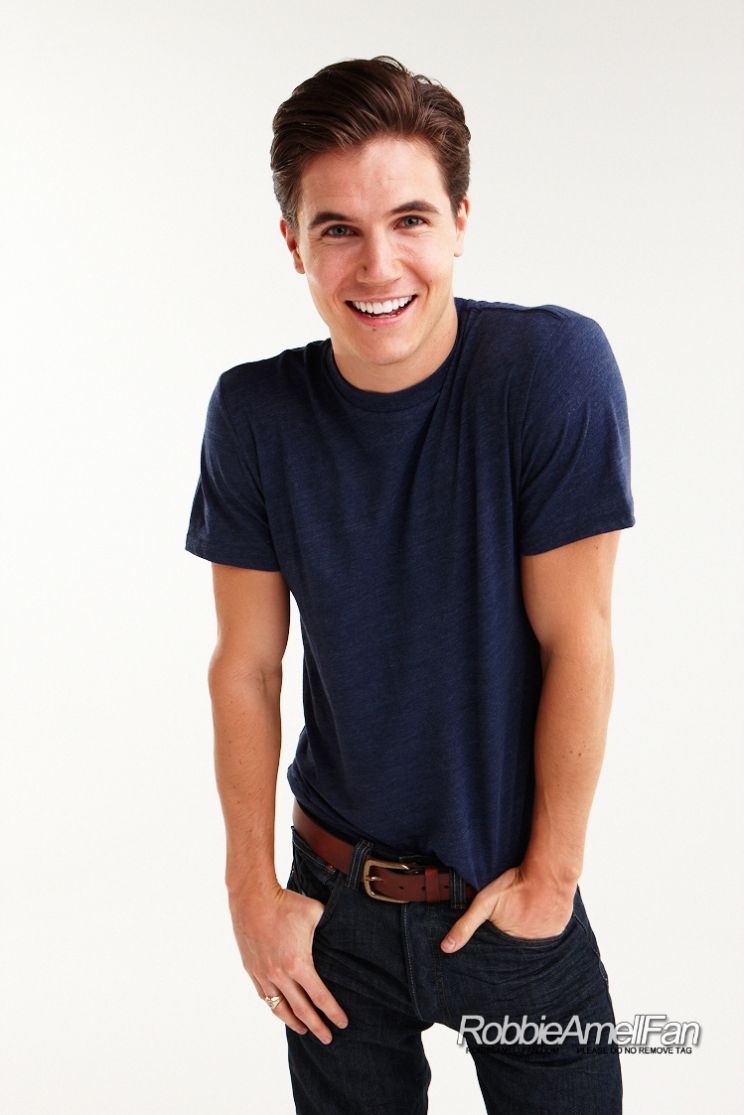 Robbie Amell
