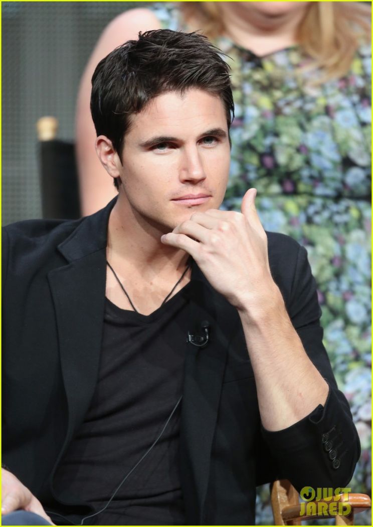 Robbie Amell