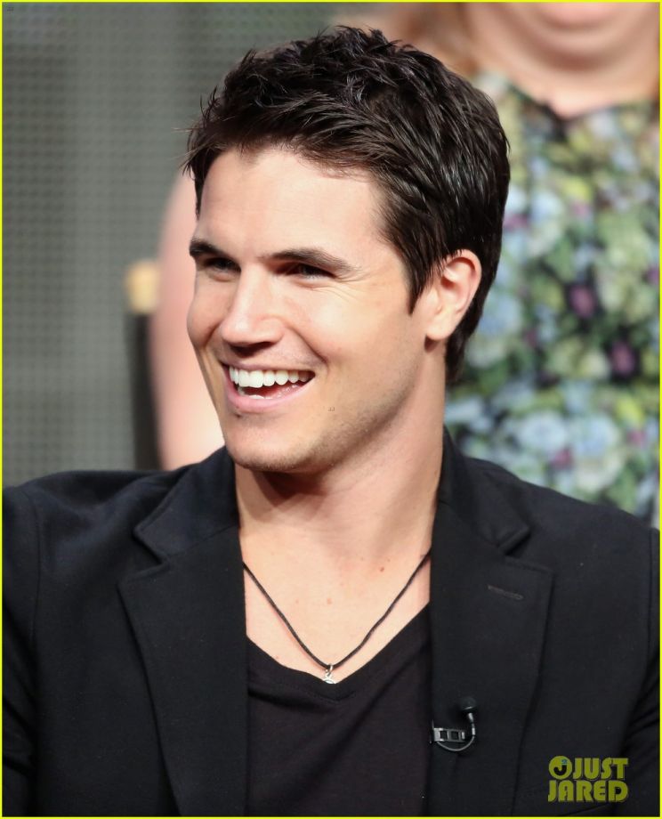 Robbie Amell