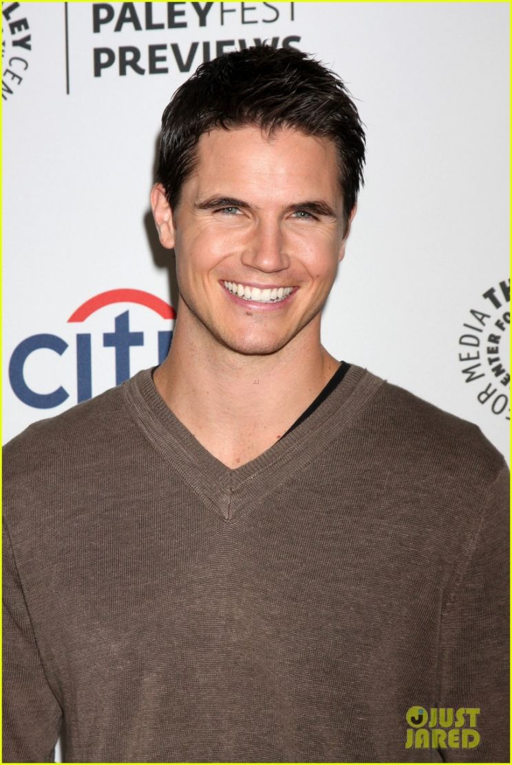 Robbie Amell