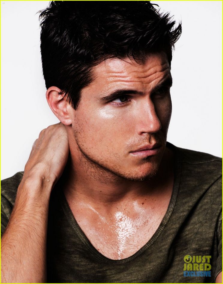 Robbie Amell