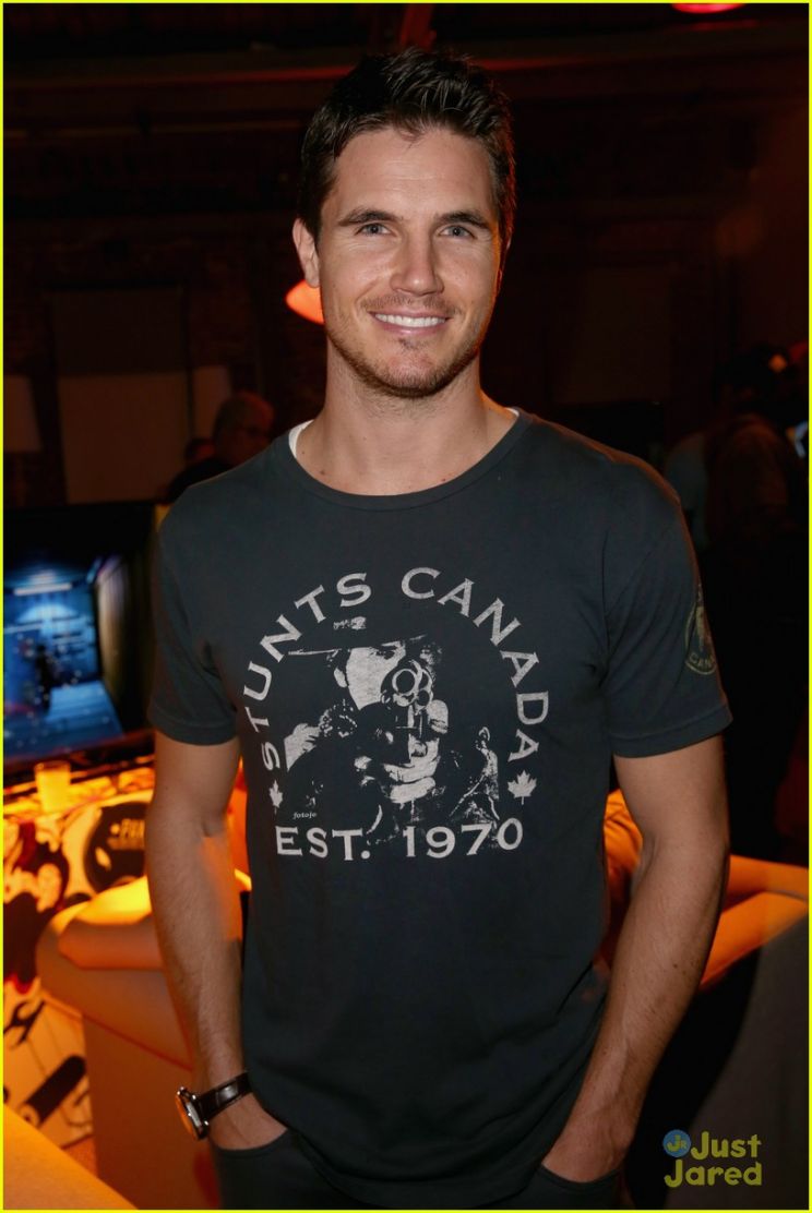 Robbie Amell