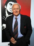 Robert Loggia