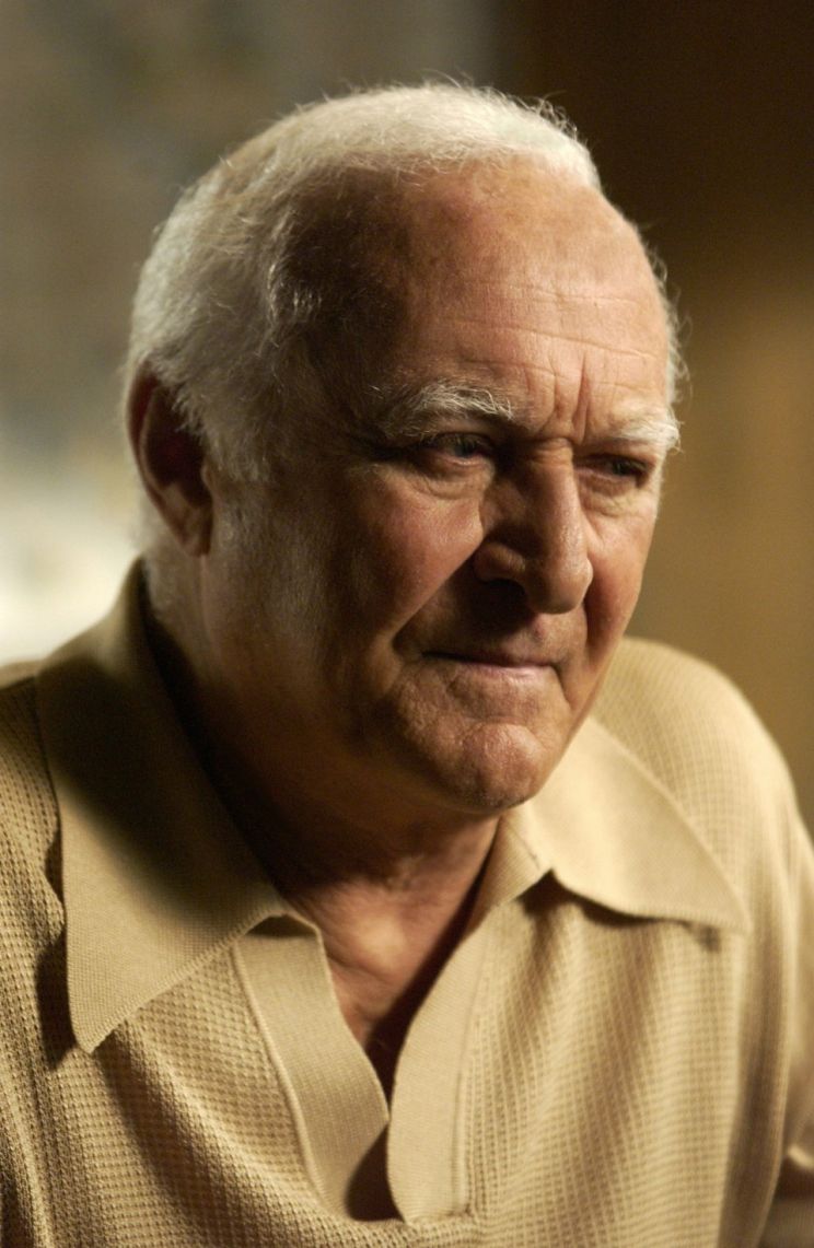 Robert Loggia