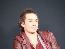 Robert Sheehan