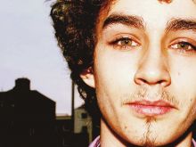 Robert Sheehan