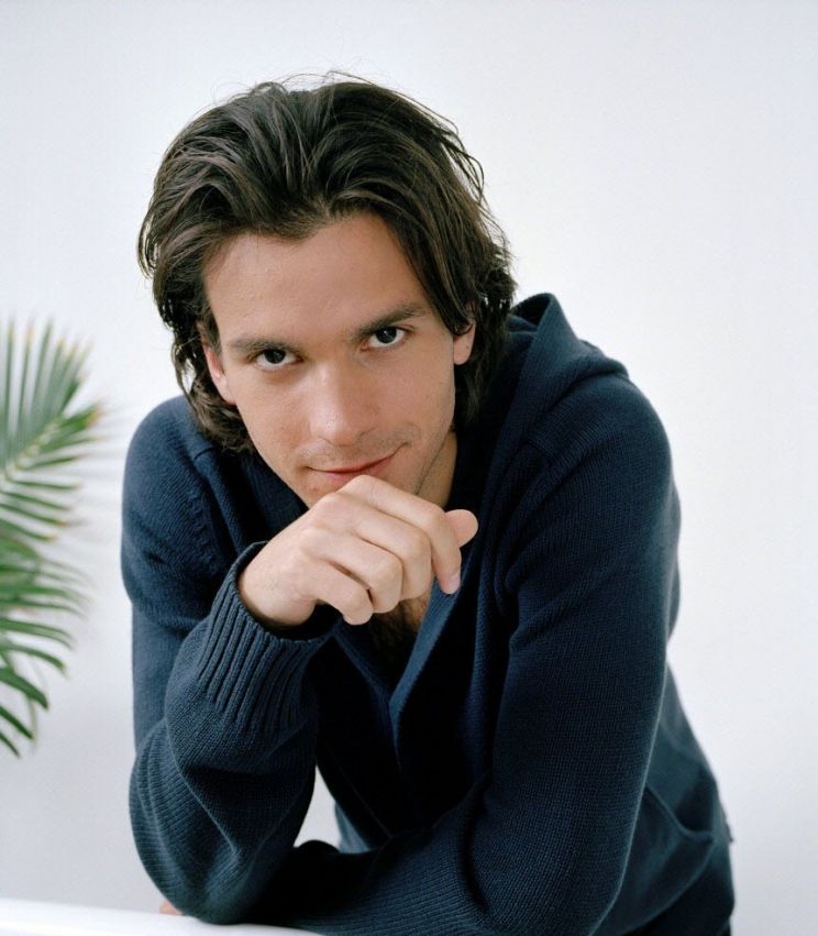 Santiago Cabrera