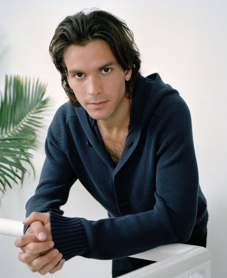 Santiago Cabrera