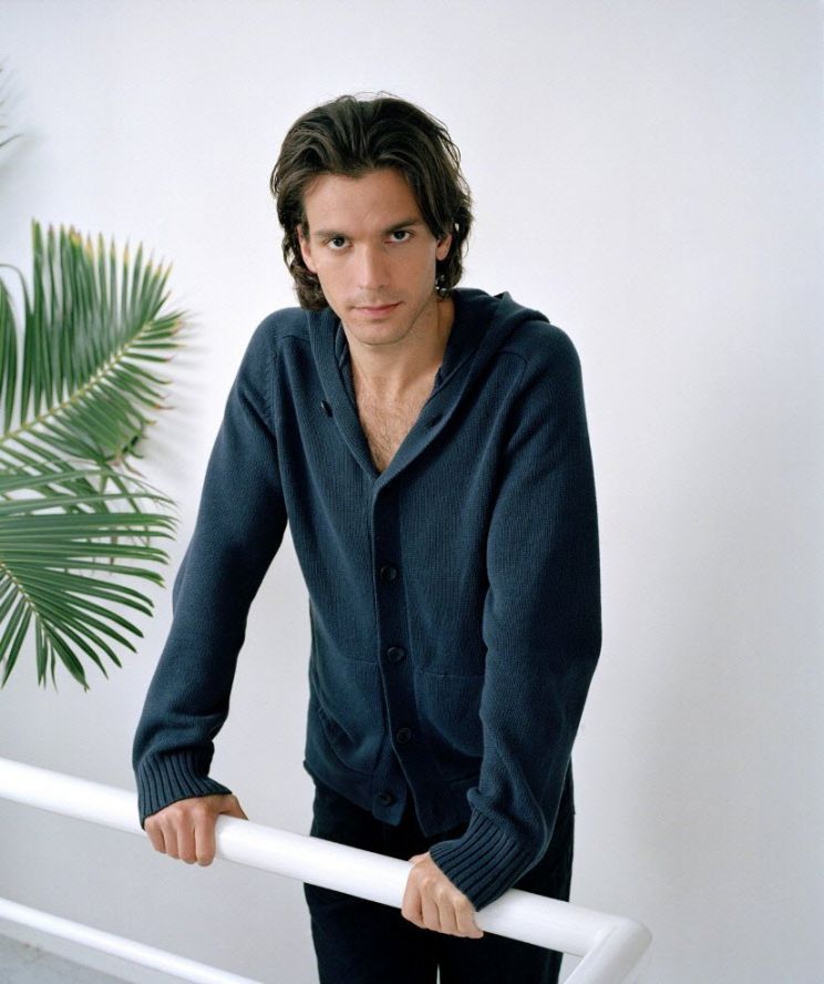 Santiago Cabrera